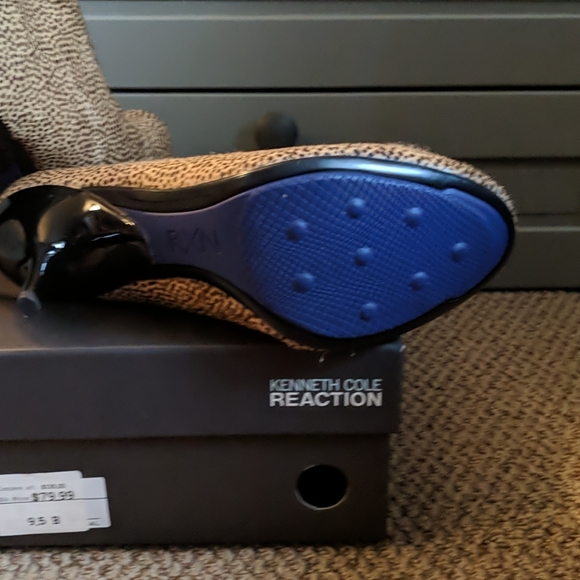 Kenneth Cole Reaction heeled booties. - Picture 3 of 4